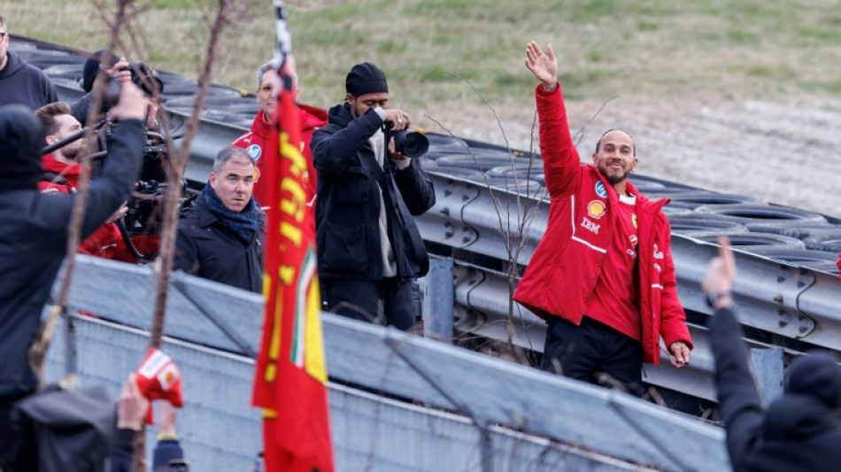 Hamilton testa sua Ferrari: 'Ainda me belisco para acreditar que estou aqui'