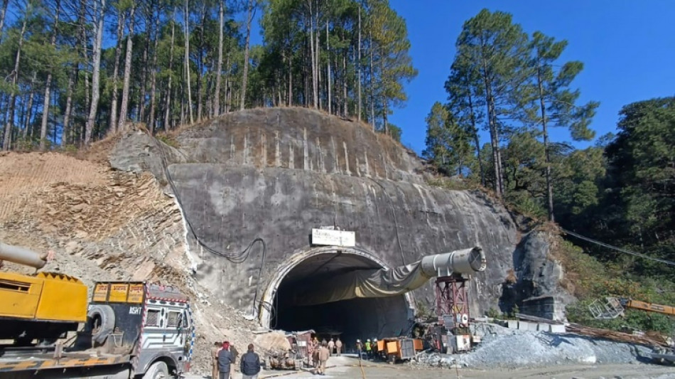 Socorristas lutam por salvar 40 trabalhadores bloqueados em túnel que desabou na Índia