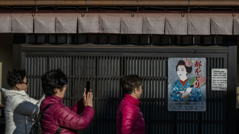 Kyoto seeks to guard geishas from tourist 'paparazzi'