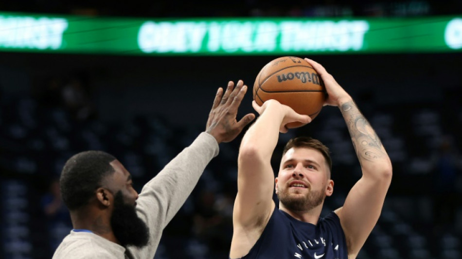 Doncic y los Mavericks triunfan frente a San Antonio en su debut en la temporada