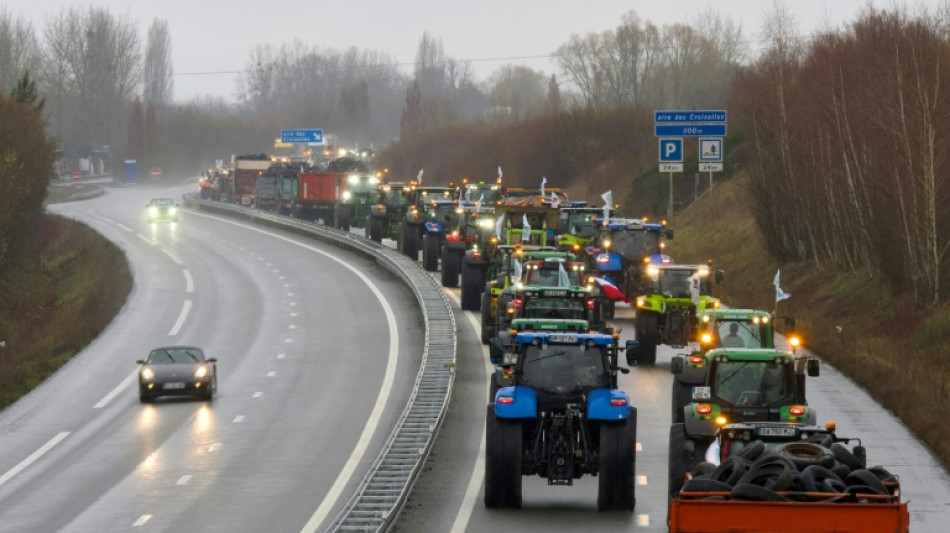 Frankreichs Bauern blockieren Autobahnen rund um Paris