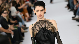 Givenchy volta às origens, Gauchère questiona o frenesi da mulher moderna