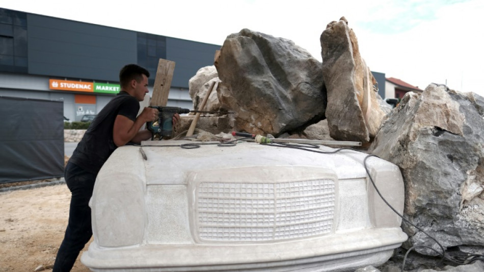 Pequena cidade croata constrói escultura de um Mercedes para homenagear seus emigrantes