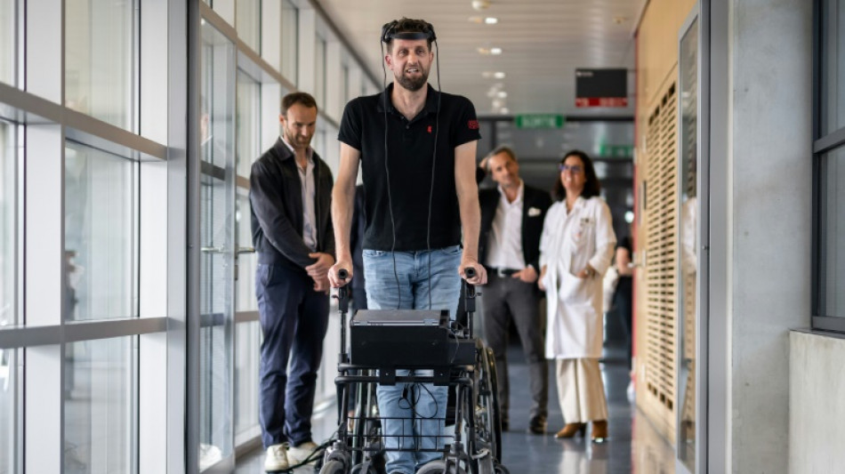 Un parapléjico vuelve a caminar gracias a la combinación de dos tecnologías