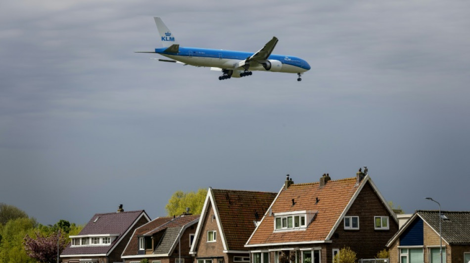 Den Haag legt  geplante Reduzierung von Flügen in Amsterdam-Schiphol auf Eis