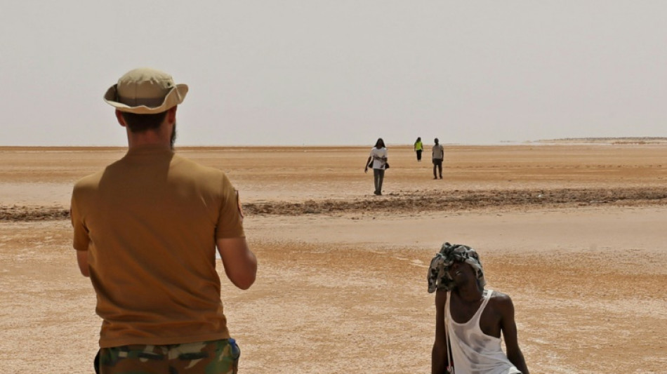 Migrantes africanos erran, al límite de sus fuerzas, en el desierto entre Túnez y Libia