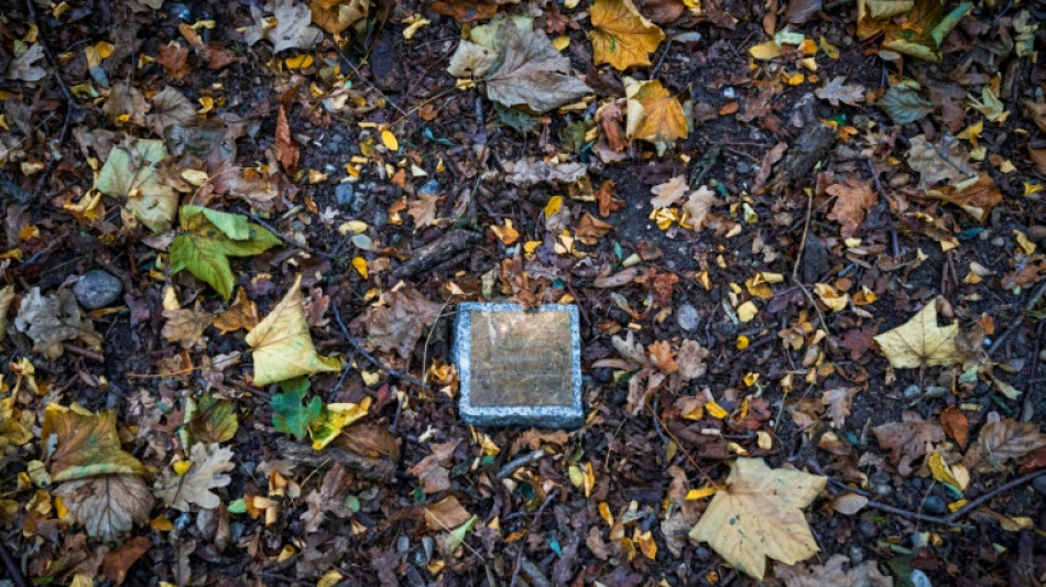 Auprès de leur arbre, ils goûtent au repos éternel