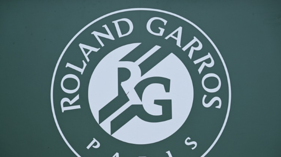 Roland Garros recibe a Nadal con miles de personas en su primer entrenamiento