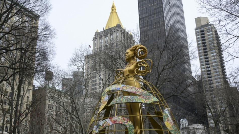 Primera mujer junto a estatuas de Confucio, Moisés o Justiniano en corte de Nueva York