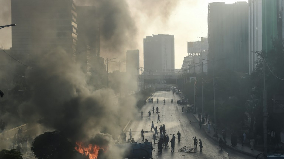 Ex-premiê do Paquistão permanece em prisão provisória em meio a protestos