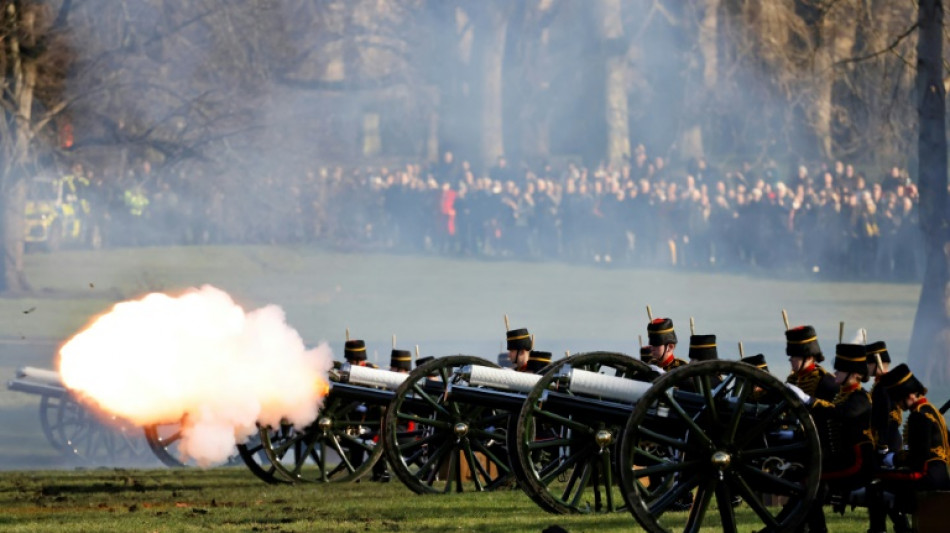 Tirs de canon en l'honneur d'Elizabeth II, reine depuis 70 ans