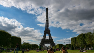 Policía evacúa la Torre Eiffel por alerta de seguridad