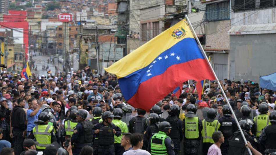 Oposição protesta e Maduro celebra um mês da polêmica eleição na Venezuela