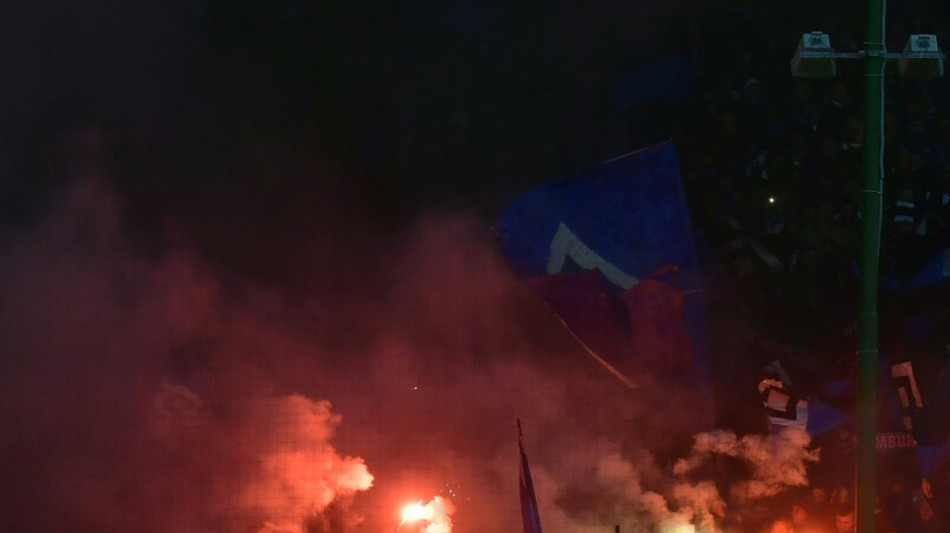 Pyrotechnik im Auswärtsblock: Nordderby in Kiel unterbrochen