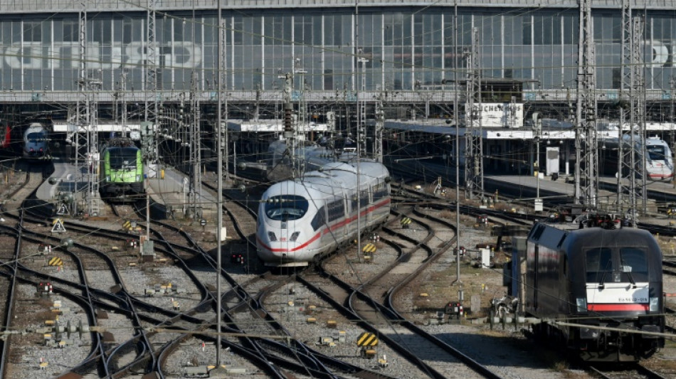 Gericht bestätigt Recht nicht-binärer Menschen auf geschlechtsneutrale Anrede durch Bahn