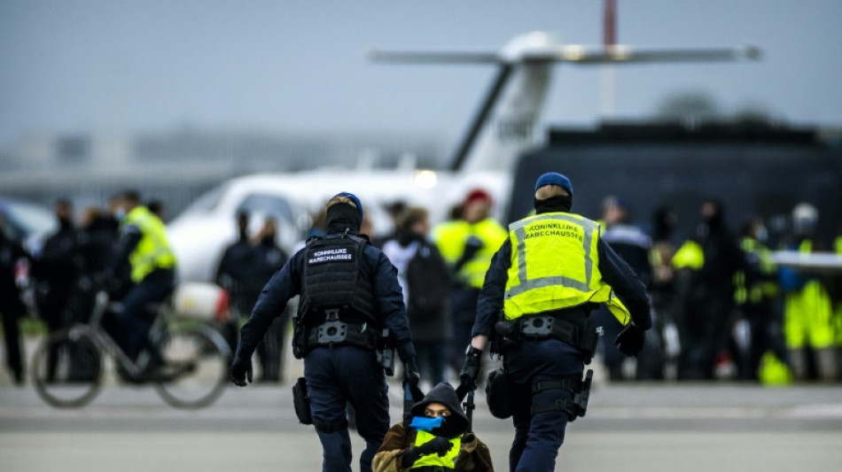 Climat: des centaines d'activistes arrêtés à l'aéroport d'Amsterdam Schiphol