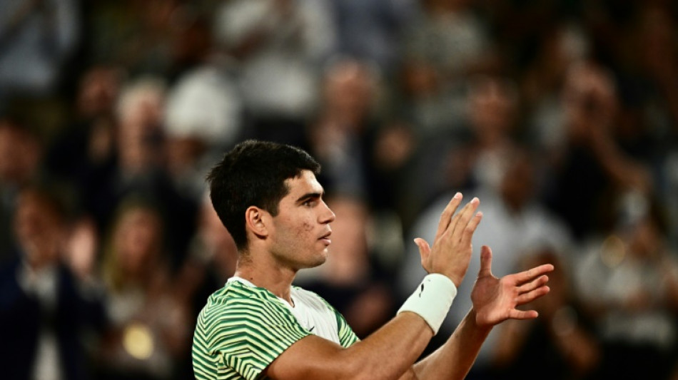 Roland-Garros: Alcaraz surclasse Tsitsipas et rejoint Djokovic en demi-finales