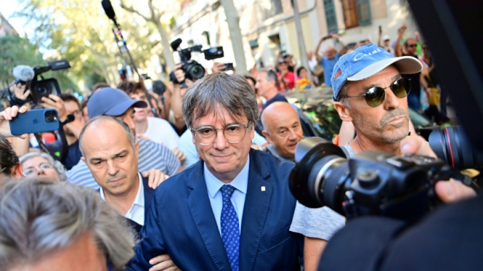 Separatista Carles Puigdemont reaparece brevemente na Espanha