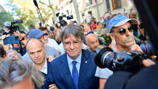 Separatista Carles Puigdemont reaparece brevemente na Espanha