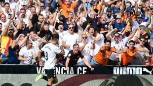 Valencia vence Atlético de Madrid (3-0) e é quinto no Espanhol