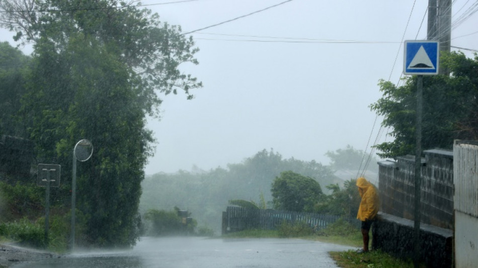 Cyclone Batsirai: un navire s'échoue à la Réunion, les marins récupérés