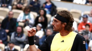 Tsitsipas passa sem sustos à segunda rodada de Roland Garros