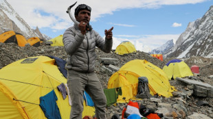 Un alpiniste pakistanais nettoie le K2 en hommage à son père disparu