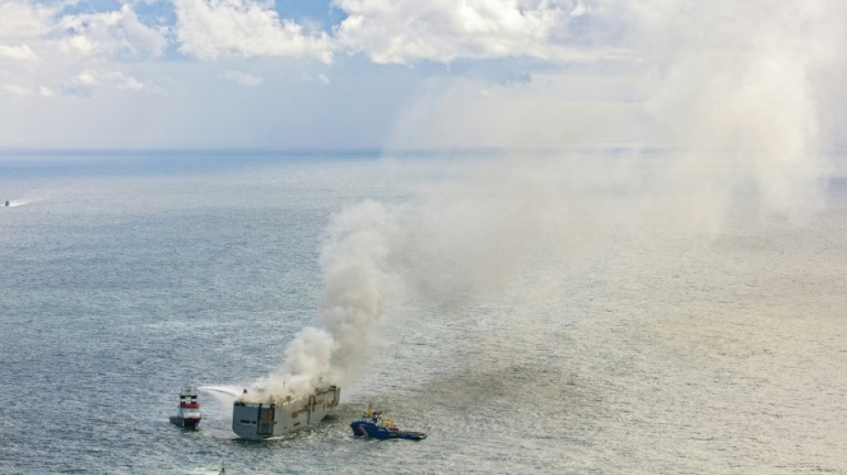 Le cargo en feu au large des Pays-Bas remorqué vers une position temporaire