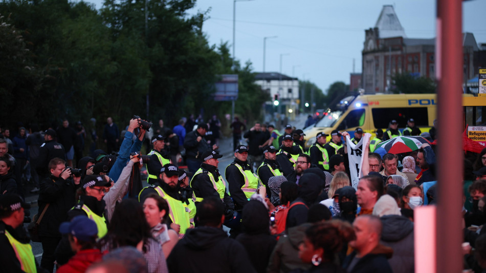 Scontri tra polizia e manifestanti in diversi raduni in Gb