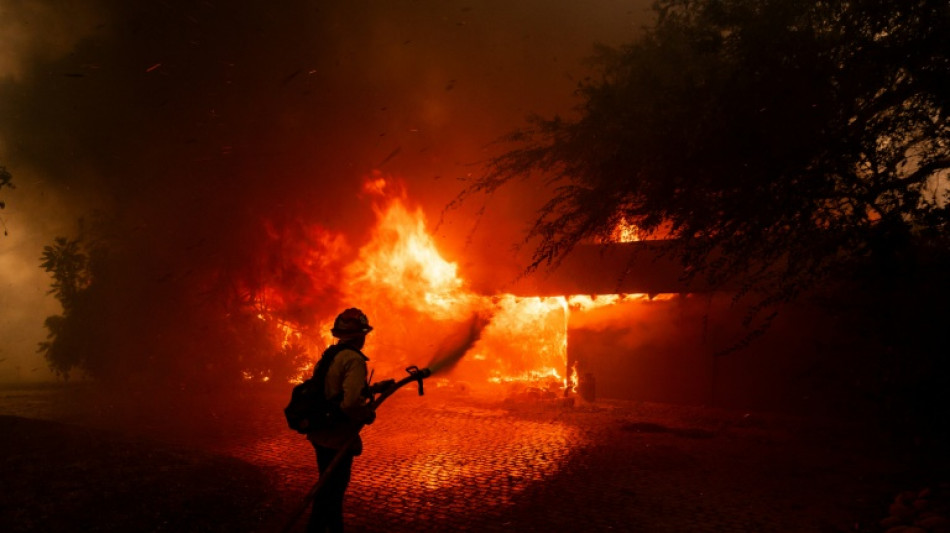 Órdenes masivas de evacuación y un centenar de casas destruidas por un incendio en California