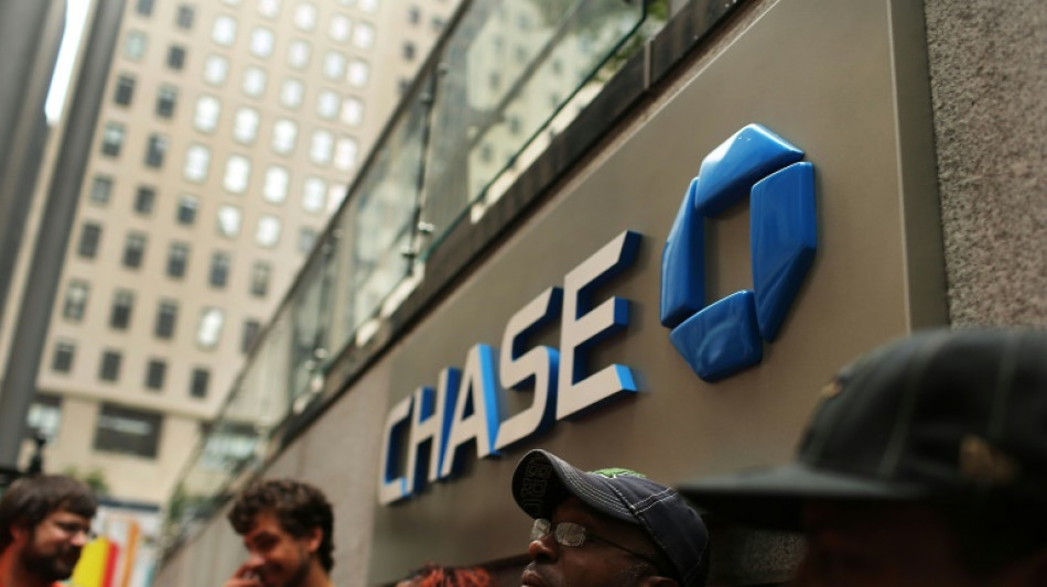 JPMorgan Chase reports lower profits, gives cautious economic outlook 