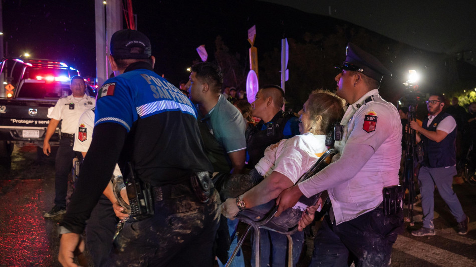 Messico: autobus contro un camion, 24 morti e 5 feriti