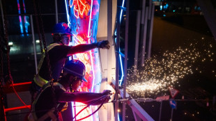 Los agonizantes neones brillan de nuevo en una exhibición en Hong Kong