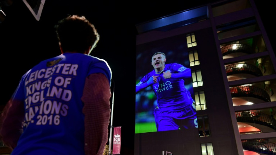 Leicester icon Vardy extends contract with Foxes