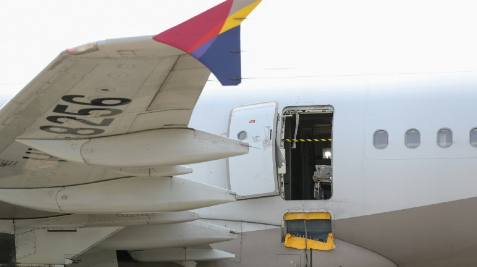 Un pasajero abre la puerta de un avión de Asiana en pleno vuelo