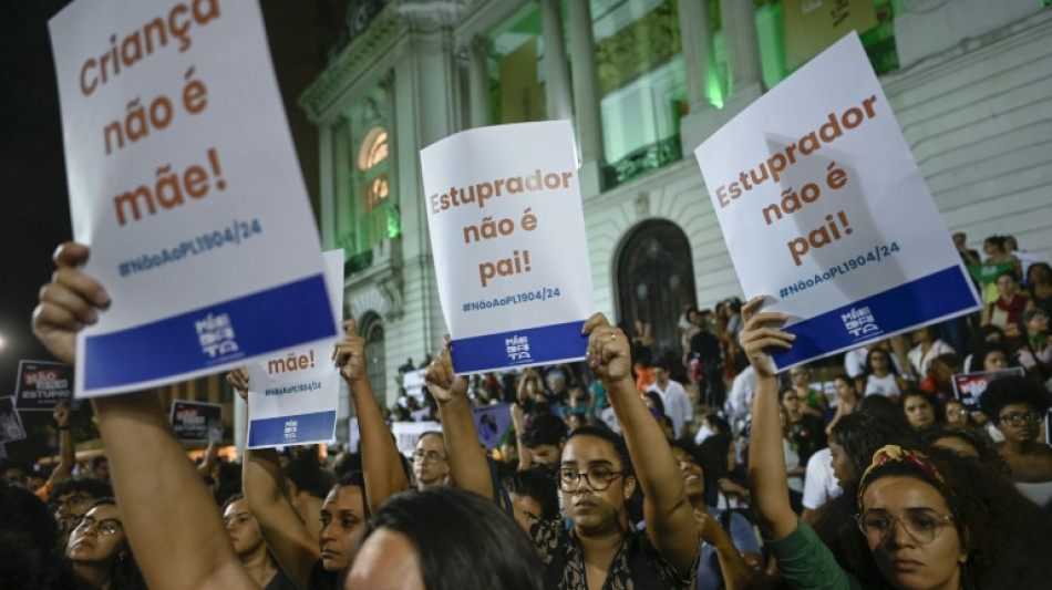 'Criança não é mãe': milhares protestam contra PL que endurece penas por aborto