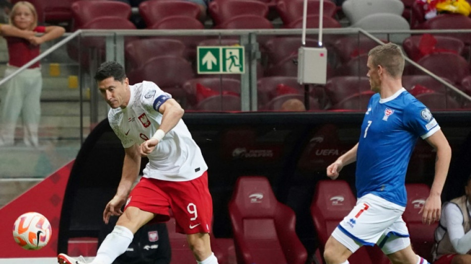 Lewandowski marca 2 gols no fim e Polônia vence Ilhas Faroe (2-0) nas Eliminatórias da Euro